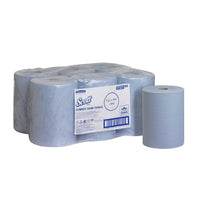Un lot de six rouleaux de papier essuie-mains Scott® Slimroll™ de Kimberly-Clark GmbH, d'une longueur de 165 m chacun, est emballé dans du plastique à côté d'un seul rouleau bleu déballé et constitue une solution d'essuie-mains peu encombrante, efficace et absorbante.
