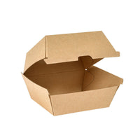 Un grand récipient BioPak Clam Box marron de la société Duni GmbH, destiné aux hamburgers à emporter, en carton certifié FSC, aux dimensions 125 x 125 x 80 mm, avec le couvercle ouvert, photographié sur fond blanc. Lot de 35 pièces.