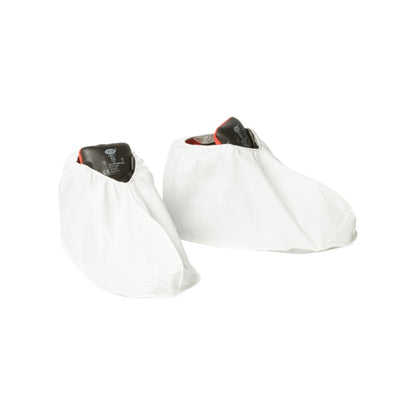 Ein Paar schwarze Schuhe mit Kimberly-Clark GmbH KleenGuard® A40 Leichter Überziehschuh mit Sohle (Weiß, M/L), abgebildet auf einem schlichten weißen Hintergrund.