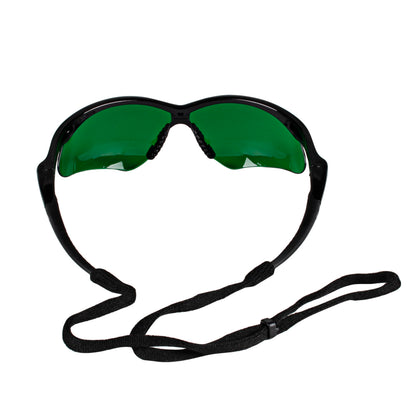 Der Kimberly-Clark GmbH Auslaufartikel: KleenGuard® V30 Nemesis™ Schutzbrille mit grünen IRUV 3.0 Sichtscheiben und schwarzen Rahmen, ideal für industrielle Sicherheit, geliefert im Karton mit 12 Stück.