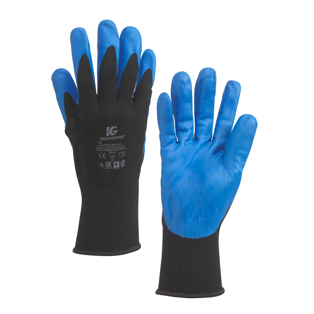 Abgebildet sind zwei KleenGuard® G40 Nitril-Handschuhe der Kimberly-Clark GmbH - eine Handfläche nach oben, eine nach hinten zeigend. Sie verfügen über eine strukturierte blaue Nitrilbeschichtung an Fingern und Handflächen und eine schwarze Stoffmanschette am Handgelenk.