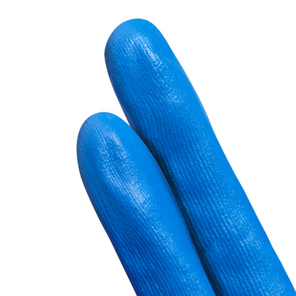 Nahaufnahme von zwei behandschuhten Fingern mit hellblauen KleenGuard® G40 Nitril-Handschuhen - Blau der Kimberly-Clark GmbH, dargestellt vor einem weißen Hintergrund.