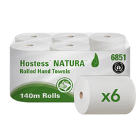 Un carton contenant six rouleaux de papier essuie-mains Hostess™ NATURA de Kimberly-Clark GmbH, chaque rouleau mesurant 140 m et étant de couleur naturelle, est présenté dans un emballage écologique blanc et vert sur lequel figurent le nom du produit, le logo en forme de feuille et un symbole représentant six rouleaux — idéal pour répondre à vos besoins en matière de développement durable.