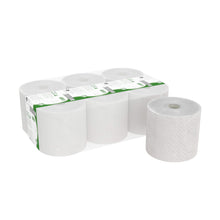 Abgebildet ist eine Packung mit sechs Hostess™ NATURA Rollenhandtüchern der Kimberly-Clark GmbH - fünf in Kunststoff verpackte Naturrollen mit grüner und weißer Beschriftung sowie eine unverpackte Rolle, die aufrecht neben der Packung steht.