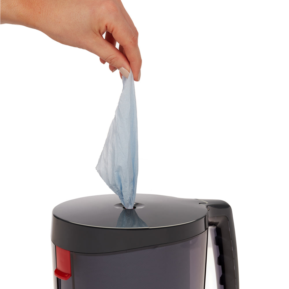 Eine Hand zieht ein blaues Reinigungstuch aus der kreisrunden Öffnung des WypAll® Reach™ Centrefeed Dispenser - Schwarz von Kimberly-Clark GmbH und sorgt für eine hygienische Papierentnahme aus dem schwarzen Behälter mit Griff.