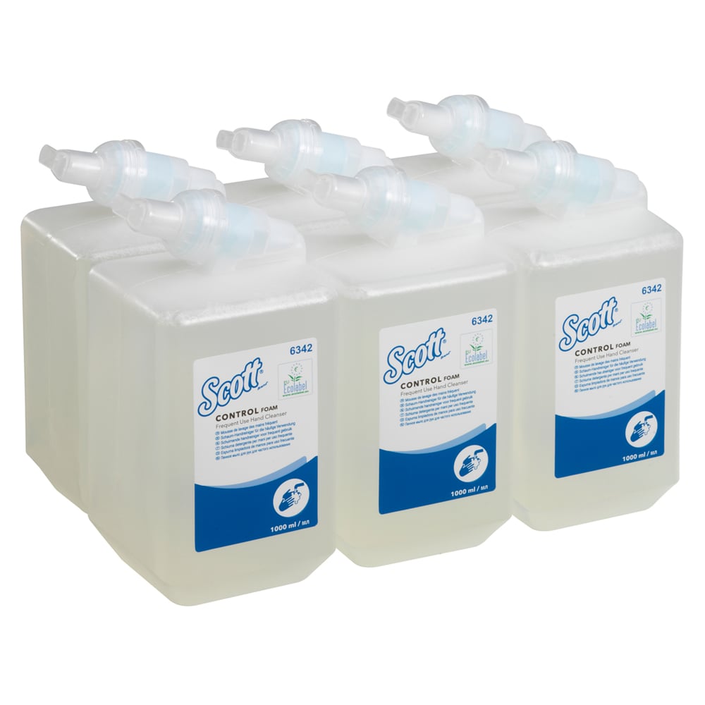 Six cassettes transparentes de 1L de mousse nettoyante pour les mains Scott® Control™ pour une utilisation fréquente de Kimberly-Clark GmbH sont disposées en deux rangées de trois sur fond blanc - idéal pour un lavage fréquent des mains. La boîte contient 6 cassettes.