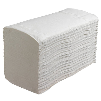 Une grande pile de serviettes pliées Scott® CONTROL™ - Blanc (15 clips x 212 feuilles) de Kimberly-Clark GmbH est soigneusement disposée devant un fond blanc, idéale pour le séchage des mains hygiénique.