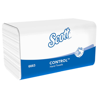 Un paquet de serviettes pliées Scott® CONTROL™ - Blanc (15 clips x 212 feuilles) de Kimberly-Clark GmbH est illustré dans un emballage principalement blanc avec un fond bleu, mettant en avant le séchage des mains hygiénique avec du papier absorbant.