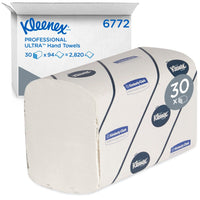 Una confezione di fazzoletti Kleenex® Ultra™ - Interfold/Bianchi/Formato grande della Kimberly-Clark GmbH contiene 30 pacchetti da 94 fogli ciascuno, per un totale di 2.820 fazzoletti assorbenti in una confezione igienica di marca.