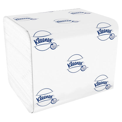 Ein Stapel weißes Kleenex® Einzelblatt Toilettenpapier von Kimberly-Clark GmbH, 36 Packungen x 200 Blatt, in blau-weißer Markenverpackung auf einfarbigem Hintergrund.