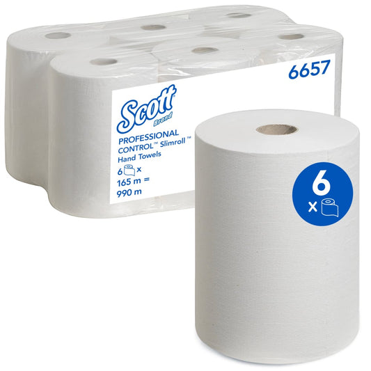 Ein Karton mit sechs Scott® Control™ Slimroll™ Handtüchern von Kimberly-Clark GmbH (Weiß, 6 Rollen), mit einer Rolle auf der Vorderseite, fünf Rollen in durchsichtigem Kunststoff und einem blauen Kreis mit der Zahl sechs auf der vorderen Rolle.