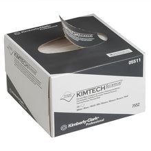 La photo représente une boîte de lingettes de précision Kimtech® Science de Kimberly-Clark GmbH, de couleur blanc-gris (petit format, 30 boîtes de 286 lingettes chacune), dont une lingette a été partiellement retirée ; celle-ci porte le logo de la marque ainsi que les informations relatives au produit.