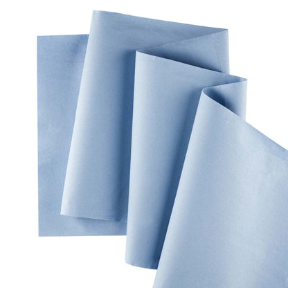 Trois essuie-tout en papier bleu WypAll® L30 pour l'entretien de Kimberly-Clark GmbH sont pliés en accordéon et se chevauchent sur un fond uni blanc. Chacun provient du rouleau jumbo extra large et long avec 1000 feuilles par carton.