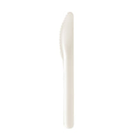 Un couteau PLUMA en fibres de papier de 165 mm de la société Duni GmbH est présenté à la verticale sur un fond blanc. Ce couteau en papier blanc est respectueux de l'environnement, biodégradable et doté d'un manche lisse ainsi que d'un tranchant dentelé. Paquet de 100 pièces.