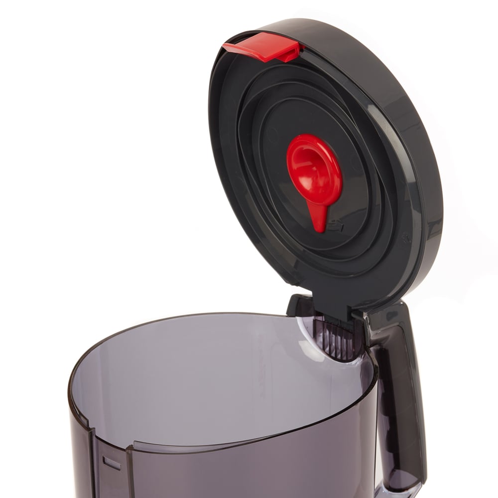 Eine Nahaufnahme des Kimberly-Clark GmbH WypAll® Reach™ Centrefeed Dispenser (Schwarz) zeigt den transparenten Behälter, den schwarzen Klappdeckel, den roten Verschluss und den runden Griff - perfekt für den professionellen Einsatz. 1 Spender/Karton.