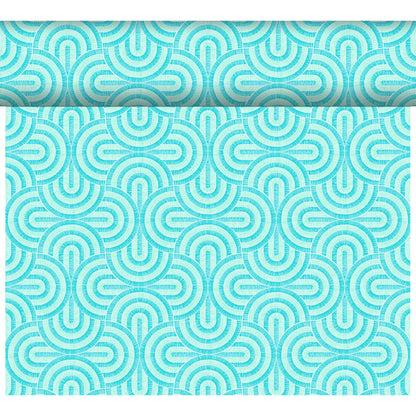 Eine teilweise abgerollte Rolle der DC-Tete a Tete 0,4x24m Tapete der Duni GmbH zeigt ein geometrisches Retro-Muster aus konzentrischen Bögen und Kreisen in Teal und Weiß vor einem weißen Hintergrund. Sie ist wetterbeständig für zusätzliche Haltbarkeit.