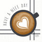 Vista dall'alto di una tazza di caffè con latte art a forma di cuore e "HAVE A NICE DAY" in caratteri corsivi - ideale per Duni GmbH tovaglioli di carta 24x24 cm, 3 strati, Nice Day | Confezione (250 tovaglioli) design.