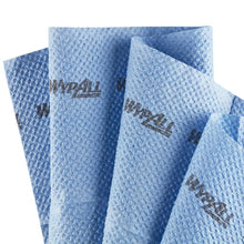 Vier blaue, strapazierfähige WypAll® ForceMax Wischtücher (33,5 x 34,5 cm) der Kimberly-Clark GmbH, jeweils mit dem "WypAll"-Logo in Schwarz bedruckt, viertelförmig gefaltet und überlappend nebeneinander auf weißem Grund angeordnet.