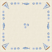 Die Dunicel Mitteldecke 84x84 cm von Duni GmbH zeigt das Tide Design mit blauen Segelbooten, Fischen und Muscheln auf Beige - ideal für eine maritime Tischdekoration. Packung mit 100 Stück - perfekt für Feste und Events.
