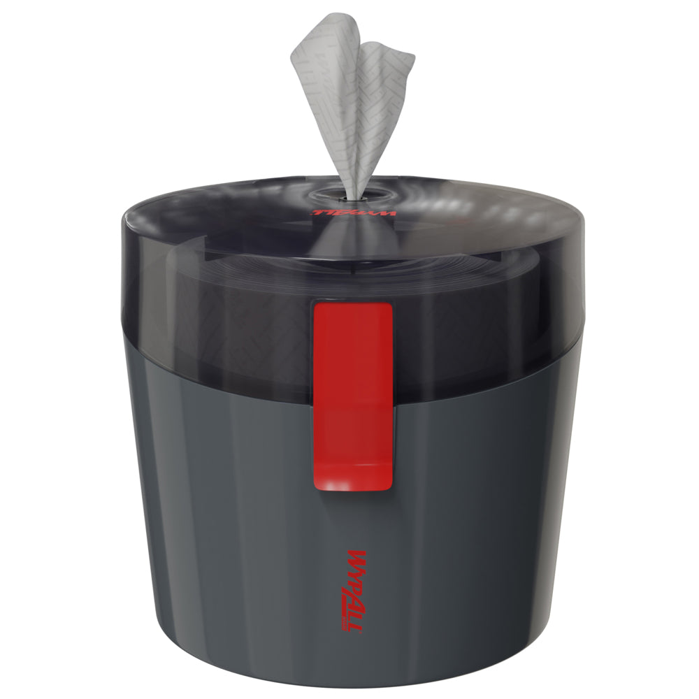 Ein dunkelgrauer, zylindrischer WypAll® Reach Plus™ Centrefeed-Spender der Kimberly-Clark GmbH mit transparentem Deckel und roter Verriegelung nimmt eine Rolle Einwegtücher auf, die teilweise durch den oberen Schlitz gezogen wird.