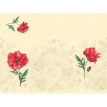 Ein beiger Hintergrund mit hellen floralen Konturen und drei roten Blumen im Vordergrund hebt die Dunicel-Sets 30x40 Monique - hochwertige Tischsets für Events (100 Stück) der Duni GmbH hervor, die in der linken oberen Ecke eine kleine rote Blume aufweisen.