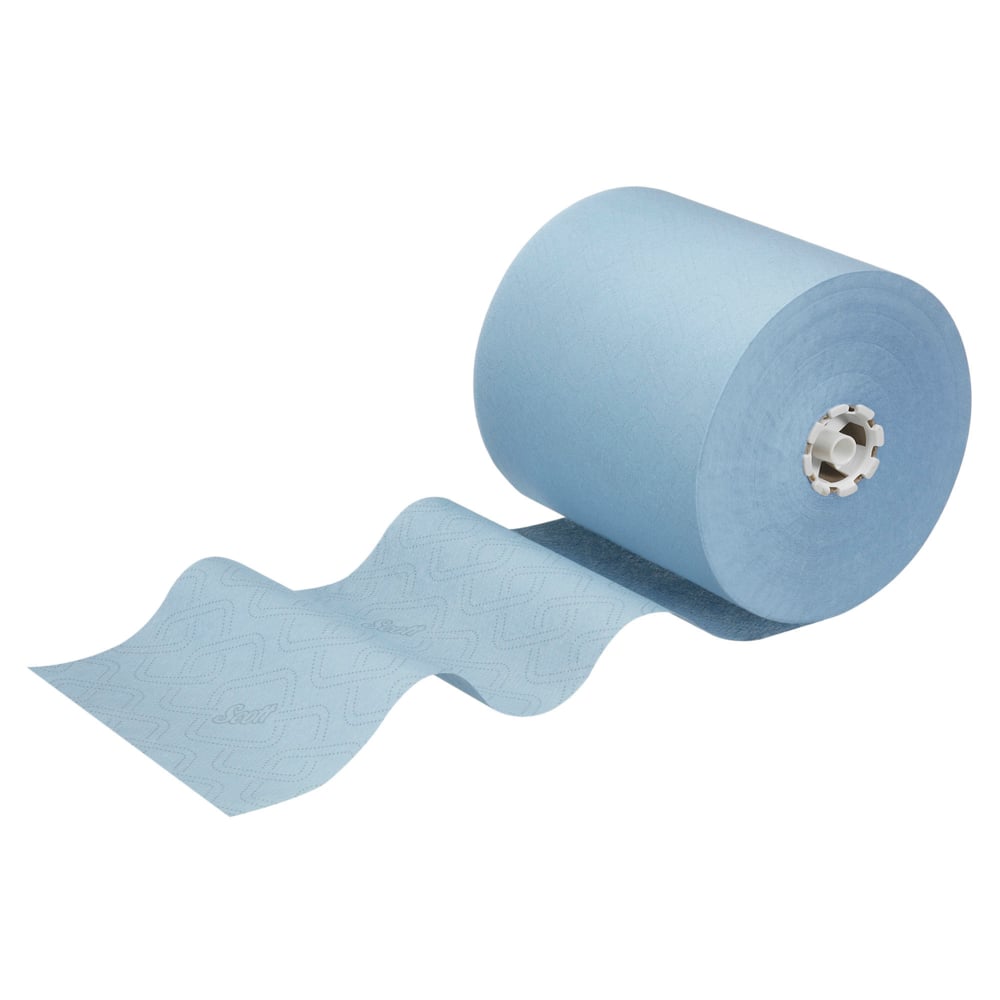 Ein teilweise abgerolltes Scott® Essential™ Handtuch - Rolle / Blau von Kimberly-Clark GmbH offenbart strukturierte blaue hygienische Handtücher mit einem weißen Kunststoffkern in der Mitte. Jede Packung enthält 6 Rollen.