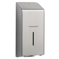 Il distributore di carta igienica in acciaio inossidabile Kimberly-Clark Professional™ della Kimberly-Clark GmbH è ideale per i bagni pubblici ed è dotato di una fessura rettangolare sulla parte anteriore e di un dispositivo di chiusura sulla parte superiore.