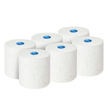 Sechs große weiße Kleenex® Ultra™ Rollenhandtücher (2-lagig, 6x200m) der Kimberly-Clark GmbH, jeweils mit blauem Kunststoffkern und dezenten Kreismustern, angeordnet in zwei Dreierreihen auf einfarbig weißem Hintergrund.