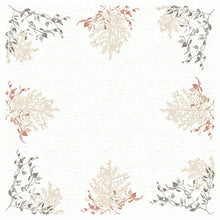 Eine quadratische Bordüre mit botanischen Motiven in Beige, Rot und Grau auf einem hellen, strukturierten Hintergrund, inspiriert von der Bio-Dunicel Mitteldecke 84x84 cm - Holz & Natur der Duni GmbH. Der mittlere Bereich ist leer - ideal für umweltfreundliche Holzprodukte.