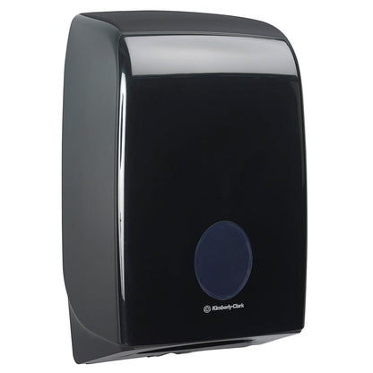 Der Aquarius™ Spender für gefaltete Handtücher - Interfold von Kimberly-Clark GmbH ist ein schwarzer, wandmontierter Spender mit einer durchsichtigen Frontabdeckung und einem zentralen runden Fenster, ideal für gefaltete Papierhandtücher.