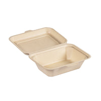 Le Clamshell 530 ml – non couché, marron, en bagasse, 181 x 130 x 62 de Duni GmbH est présenté ouvert, avec son couvercle et son intérieur vide ; cet emballage durable en bagasse moulée par compression est biodégradable. Le lot contient 50 pièces.