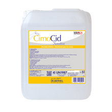 Der weiße 5L Kunststoffbehälter der Dr. Schnell CIMOCID SENSITIVE Händedesinfektion der DR.SCHNELL GmbH & Co. KGaA mit gelbem Etikett bietet sanften Hautschutz und wirksame Keimreduzierung mit mehrsprachigen Anwendungs- und Sicherheitshinweisen.