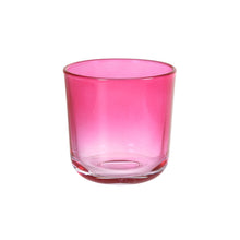 Ein fuchsiafarbener Switch & Shine Kerzenhalter aus Glas von Duni GmbH mit runder Form und stabilem Sockel steht auf weißem Grund.