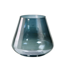 Der Kerzenhalter aus Glas Etna von Duni GmbH (14,5x16,5 cm) hat ein transluzentes, blaugraues Design mit einem breiten, abgerundeten Boden und einer spiegelnden Oberfläche. Leer vor weißem Hintergrund fotografiert; perfekt als elegante Tischdekoration.