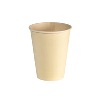 Une tasse à café sobre, de couleur marron clair, modèle Sweet Bagasse/WBC de la société Duni GmbH (240 ml, lot de 50 pièces) est représentée debout et vide sur un fond blanc. Cette tasse biodégradable présente un design cylindrique simple avec un bord légèrement évasé.