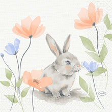Eine Aquarell-Illustration eines grauen Kaninchens mit rosa und blauen Blumen ziert die Bunny Bloom Servietten 33 cm 3-lagig 1/4-Falz von Duni GmbH (250 Stück), ideal als charmante Tischdekoration Ostern. Das Kaninchen zeigt leicht nach rechts.