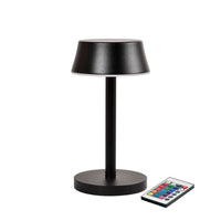 La lampada a LED Nour Midi color grafite di Duni GmbH presenta una moderna base cilindrica e un paralume piatto e rotondo. Viene fornita con un telecomando e si distingue per le sue funzioni innovative e il design elegante: perfetta per un'illuminazione da tavolo moderna.