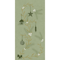Un motif vertical composé de branches de sapin ornées de baies blanches et de motifs verts embellit les serviettes Bio-Dunisoft de Duni GmbH, au format 40 x 40 cm, 1/8F, et apporte une touche festive au fond vert de la table.