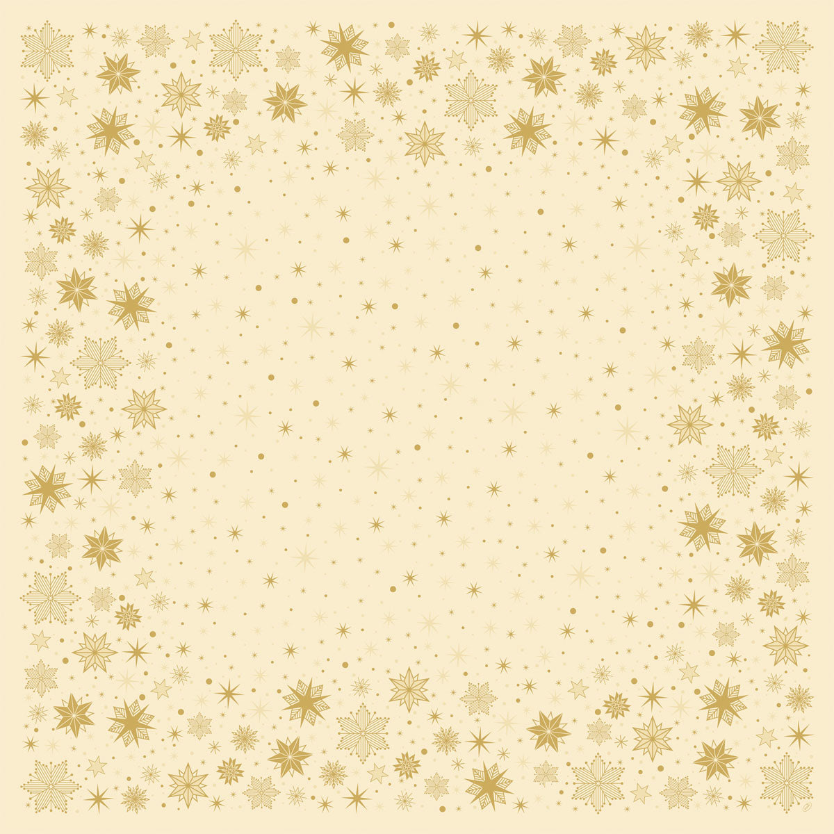 Die Dunisilk(Plus)-Mitteldecke 84x84 von Duni GmbH mit beigefarbenem, quadratischem Hintergrund, einer Bordüre aus goldenen Schneeflocken und Punkten sowie verstreuten goldenen Sternen ist eine elegante, wasserabweisende Tischdekoration mit leerem Mittelpunkt.