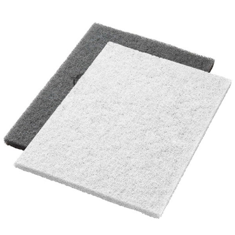 Due Twister Pads 14x20" Bianco (35x51 cm) di Diversey Deutschland GmbH & Co. OHG, Fase di lavoro 1, sono distesi su sfondo bianco: il pad bianco sopra, leggermente sovrapposto a un pad grigio scuro. Ideale per applicazioni professionali.