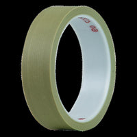 Rouleau de ruban adhésif fin, de couleur beige, à la surface lisse et au mandrin blanc, en fond perdu sur un fond sombre.