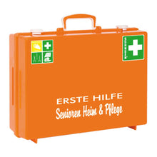 Der W. Söhngen GmbH Erste-Hilfe Senioren Heim und Pflege MT-CD orange gefüllt Erste Hilfe Kasten (1 Stück) ist ein leuchtend orangefarbener Erste-Hilfe-Kasten mit medizinischen Symbolen, grün/weißen Piktogrammen und enthält Aluderm® Qualitätsverbandstoffe.