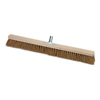 Le balai de salle Nölle Profi Brush en coco naturel avec manche métallique de Ø 24 mm, fabriqué par Nölle Profi Brush Bürsten- & Pinseltechnik e.K., est présenté sur fond blanc ; il est doté de poils en coco naturel et d'un manche métallique robuste.