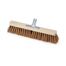 Der Nölle Profi Brush Saalbesen Poly-Kokos mit Metallstielhalter von Nölle Profi Brush Bürsten- & Pinseltechnik e.K. hat steife braune Borsten, einen Holzblock und einen Metallstielhalter, abgebildet auf weißem Hintergrund.