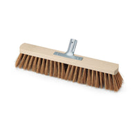 La scopa da sala Nölle Profi Brush da 50 cm in poliestere-cocco con supporto in metallo della Nölle Profi Brush Bürsten- & Pinseltechnik e.K. è raffigurata con un blocco di legno e setole marroni su sfondo bianco.