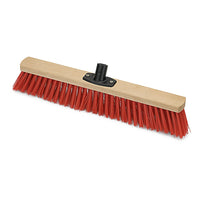 Der Nölle Profi Brush Power Stick Saalbesen Elaston verfügt über dichte rote Kunststoffborsten, einen schwarzen Kunststoffsockel zur Stielbefestigung und die Qualität der Nölle Profi Brush Bürsten- & Pinseltechnik e.K. - ideal für die professionelle Reinigung.