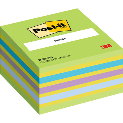 Ein Stapel Post-it® Notes Würfel, 76 mm x 76 mm, 450 Blatt/Block der 3M Deutschland GmbH, mit abwechselnd blauen, gelben, lila und grünen Blättern. Das oberste Blatt zeigt den gelben Post-it Markenaufkleber mit dem roten 3M Logo.