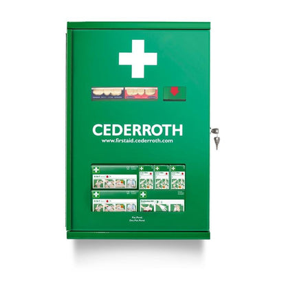 Ein grüner, an der Wand montierter Cederroth Erste-Hilfe-Schrank Doppeltür (Metall) von Orkla Wound Care AB zeigt ein weißes Kreuz, einen Schlüssel im Schloss, sichtbare Erste-Hilfe-Materialien hinter durchsichtigen Platten und "www.firstaid.cederroth.com" auf der Vorderseite.