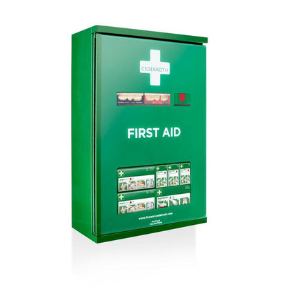 Grüner wandmontierter Cederroth Erste-Hilfe-Schrank Doppeltür (Metall) von Orkla Wound Care AB (B 385 x H 575 x T 170 mm) mit weißem Kreuz, sichtbaren Versorgungsfächern und bebilderter Gebrauchsanweisung für einen einfachen Zugang.