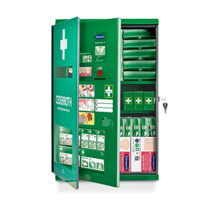 Der Cederroth Erste-Hilfe-Schrank Doppeltür (Metall) von Orkla Wound Care AB (B 385 x H 575 x T 170 mm) lässt sich öffnen und gibt den Blick frei auf geordnete Fächer mit medizinischem Verbrauchsmaterial, klaren Etiketten und einem Schlüssel, der im Schloss des Schranks gesichert ist.